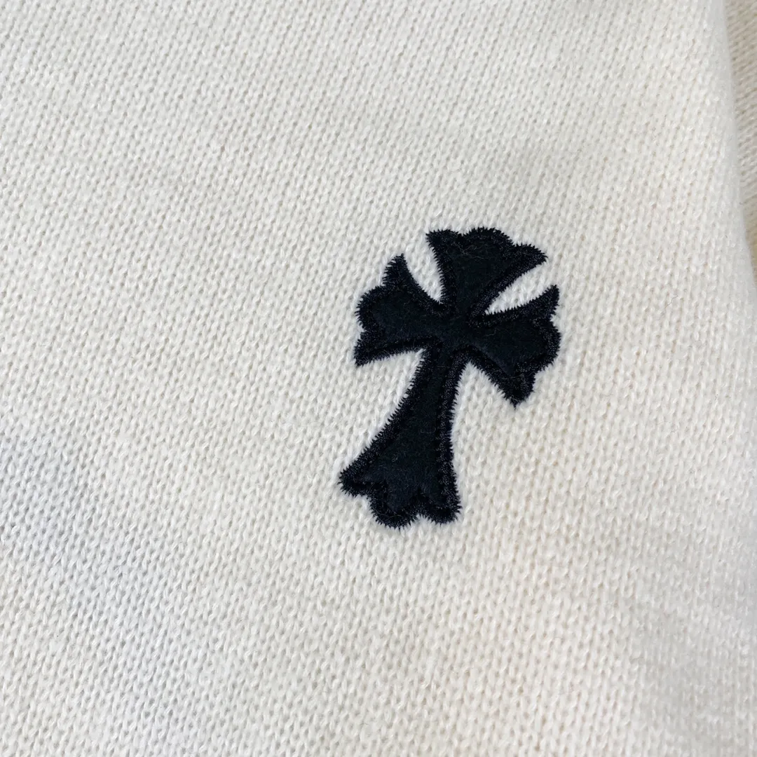 P230 High-quality Chrome Hearts CH Chrome Hearts patchwork cross hole knitted sweater pullover. The popular style is the same for men and women. It is matched with black and white. It looks good in real life. The upper body is good-looking. It looks good in daily wear. It is even more photogenic. It’s hard not to buy it. Buy it for me!!! Believe me, no one can refuse such a long Chrome Hearts jacket. The version has been expanded based on the old version. The upper body is loose and stylish, and the hem is expanded to a casual design. Fat people look extremely slim, thin people have limited height and high-end. Ten thousand yuan ZP printing, 1:1 perfect restoration, looks good when worn alone or stacked, can be easily controlled by both men and women. If you care more about quality, you must also respect the price. It is completely different from the thin see-through bottoms and junk products on the market that pill when worn. If the style makes you shine at a glance, then quality is what you should pay more attention to. Compared with price, we focus on quality. Customers who have received my products all know it. ️️️ Sweaters on the market are generally made of bract core yarn. We use modal. The advantages over core-spun yarn are very intuitive: high cost, high price, high density, relatively expensive for developers, and let us make a lot less money. In addition, it is delicate, has no scum on the upper body, resists pilling, and is high-end. We are conscientious sellers and do not use core-spun yarn. Apart from being cheap, core-spun yarn is really useless. It shrinks, pills, hooks, and makes people pierced. He is proficient in everything. It is 2024. Who doesn’t want to look decent when they go out? Quality determines the upper body effect. No matter how bad the quality, the best style is still the temperament of the urban-rural fringe. We only do long-term business. Quality determines character. Take it back and wear it with confidence and wash it. The quality of the pattern will definitely make your eyes shine. We only make the right version of high quality. We make high-end hard goods. Reject junk goods and reject fast food. Conscientious quality and conscientious price. You deserve it!  Color: Black White Gray Red Size: S M L